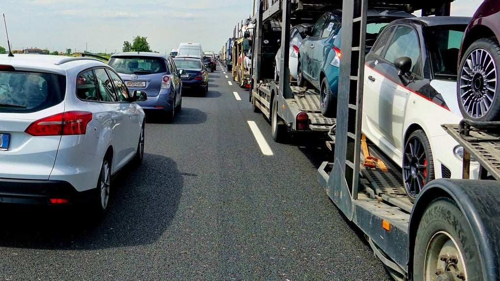 Auf der A14 ist es bei Halle zu einem Unfall mit einem Lkw am Stauende gekommen.
