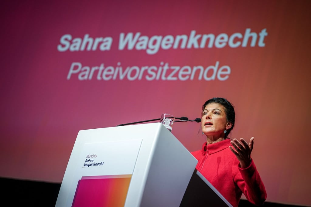 Sahra Wagenknecht, Parteivorsitzende, spricht beim Gründungsparteitag der neuen Wagenknecht-Partei.