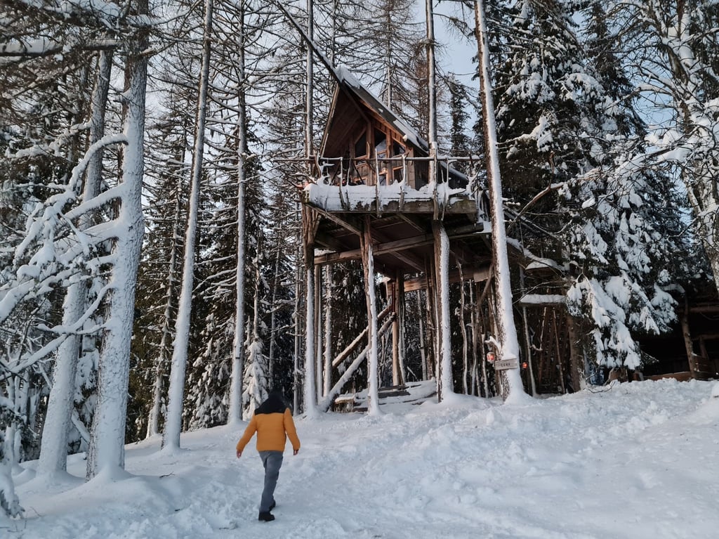 Die Lerkhytta schmiegt sich an den Waldrand und scheint in den Baumwipfeln zu schweben. Drinnen bullert schon ein gußeiserner Ofen.