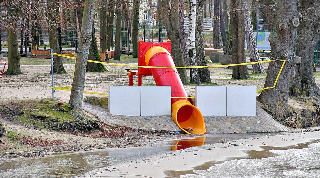 Der gestiegene Wasserstand ist sichtbar, die Rutsche nahe der Vogelvoliere mündet fast wieder im nassen Element.