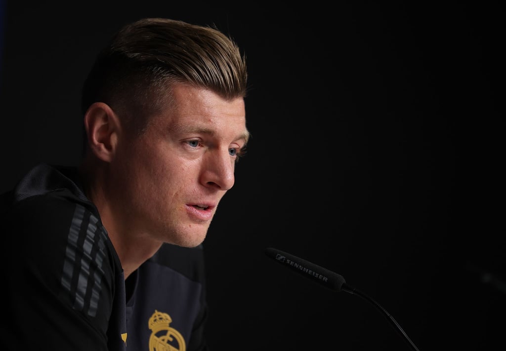 Reals Spieler Toni Kroos spricht in der Pressekonferenz.
