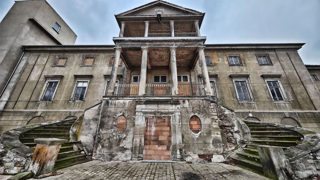 Archivbild - Blick auf den ehemaligen Lost Place: das Schloss Henriette in Helmsdorf