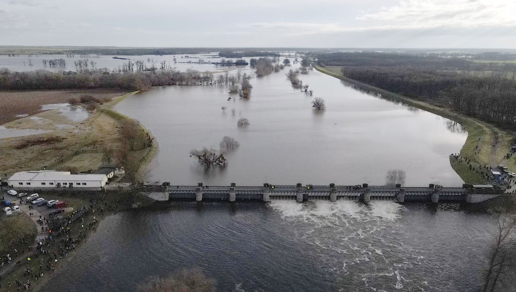 Wasser aus der Elbe fließt durch das geöffnete Pretziener Wehr in einen Umflutkanal (Aufnahme mit Drohne).