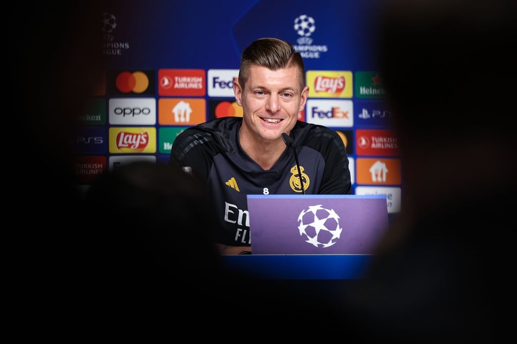 Reals Spieler Toni Kroos spricht in der Pressekonferenz.