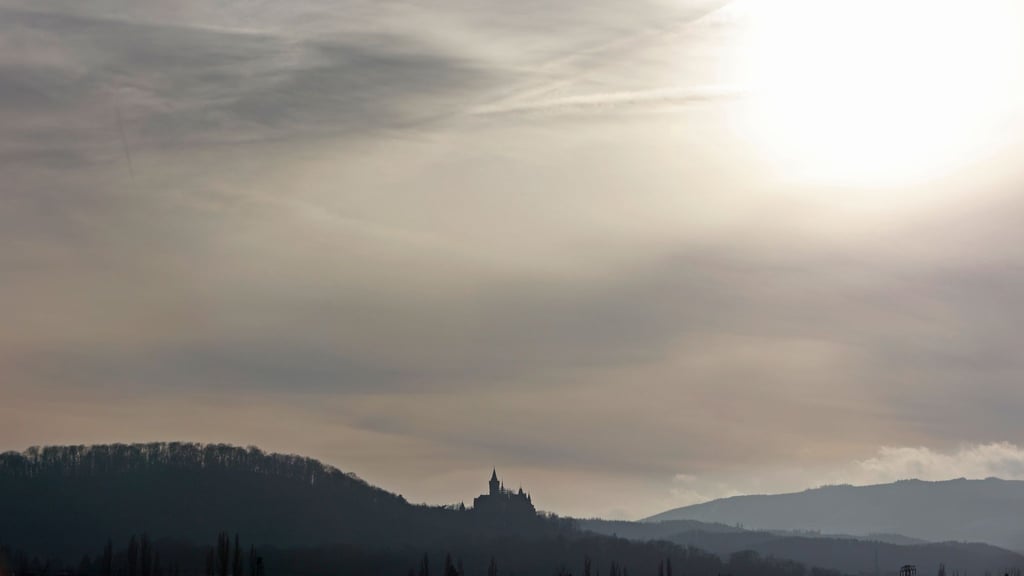 Schleierwolken ziehen über den Harz wie hier bei Wernigerode. Das Wetter in Sachsen-Anhalt soll am Dienstag heiter werden.