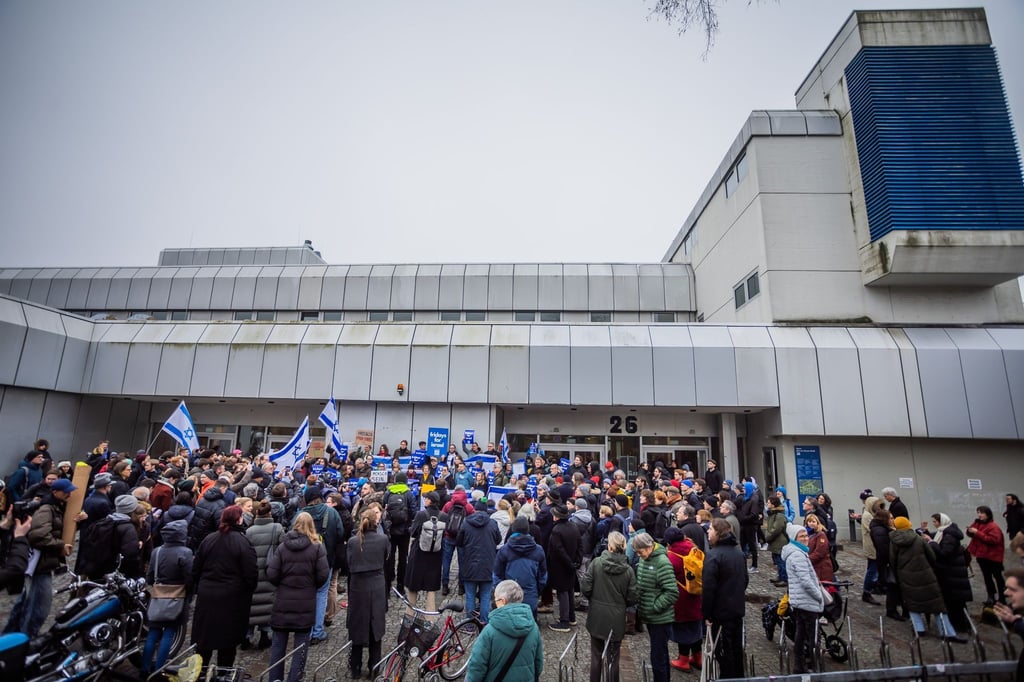 Teilnehmende eines Protests für die Sicherheit jüdischer Studierender haben sich vor der Mensa II der FU versammelt.