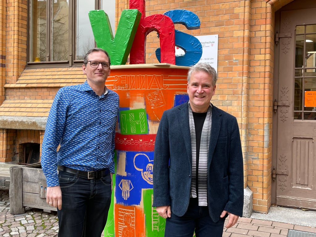 Gemeinsam für Alphabetisierung: Marc-André Heder, Leiter der Volkshochschule (l.), und der Leiter des zu Jahresbeginn gestarteten Grundbildungszentrums Halle-Saalekreis, Arnfried Gläser