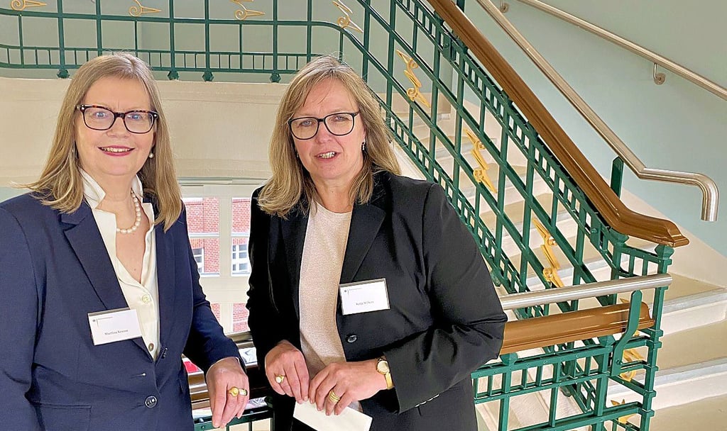 Standortleiterin Martina Krause (links) und Katja Wilken, künftige Präsidentin des Bundesverwaltungsamtes, machen auf einem Rundgang Station im historischen Treppenhaus des neuen Sitzes der Behörde in Magdeburg.