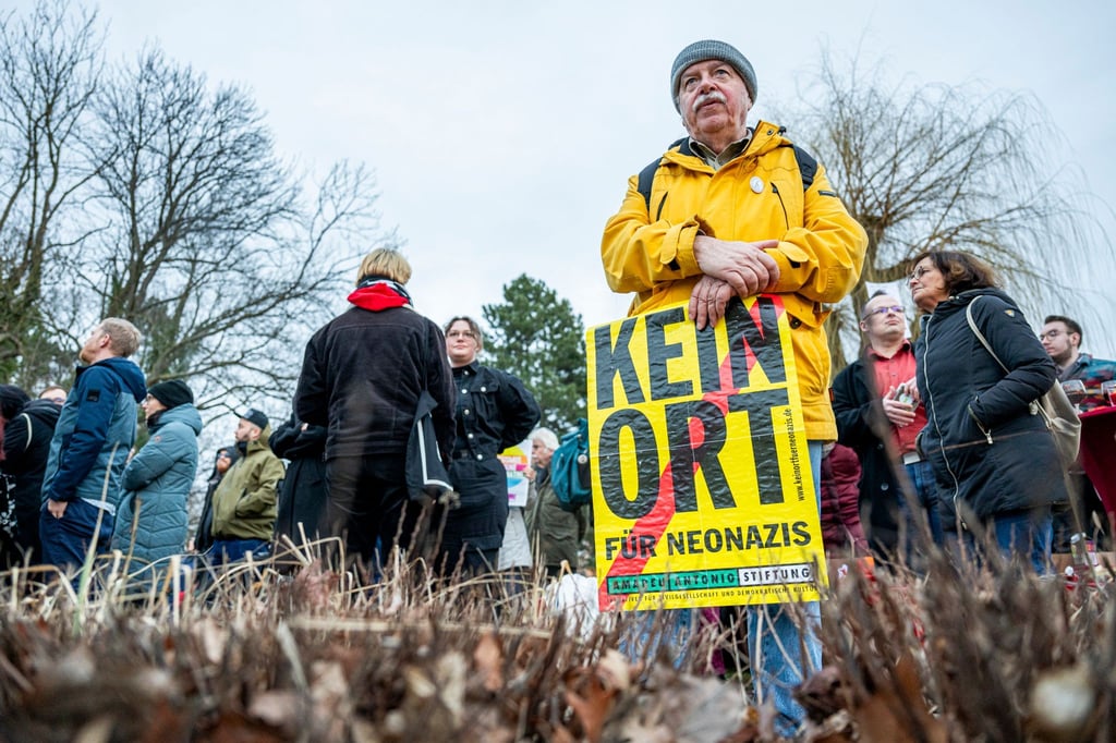 Rund 100 Menschen haben in Ronneburg gegen eine Veranstaltung mit Ex-AfD-Politikern demonstriert.