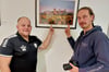 Fotograf Thomas Engst (rechts) möchte seine im Gerichtsflur hängenden Fotos verkaufen und die Erlöse spenden.