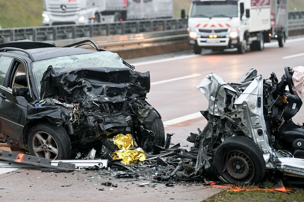 Die Unfallautos des schweren Unfalls mit einem Falschfahrer auf der A38.