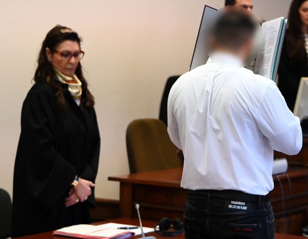 Der Angeklagte (r) steht neben seiner Anwältin Jutta Heck zu Beginn des Prozesses im Strafjustizgebäude Hamburg.