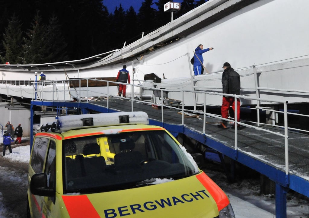 Ein Wagen der Bergwacht steht vor der Kurve in die Chris Spring und seine Crew geprallt war.