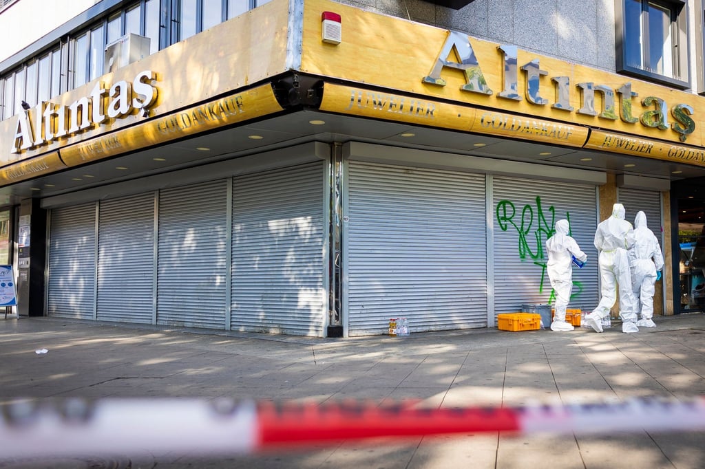 Mitarbeiter der Spurensicherung der Polizei arbeiten vor dem Juwelier in Hannover.