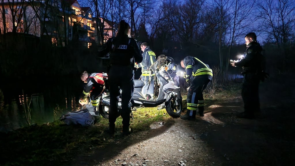 Der Motorroller wurde von der Feuerwehr aus dem Kirchteich im Südpark geholt.