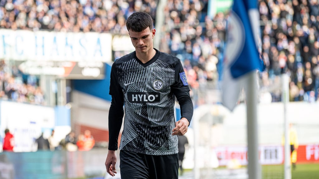 Frederik Jäkel verlässt den Platz (Symbolbild).