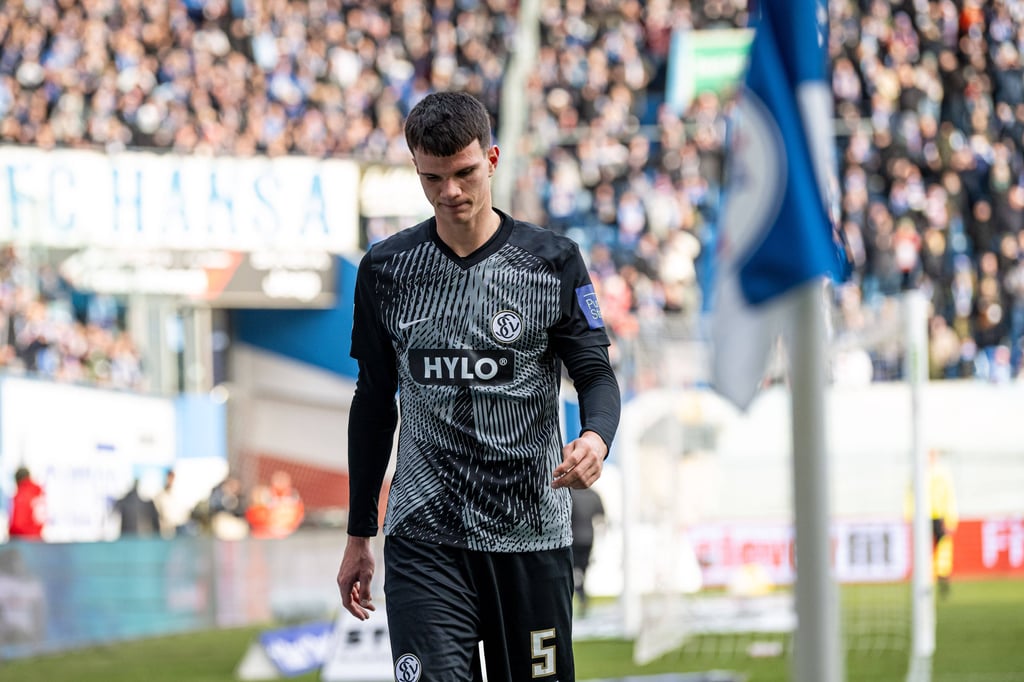 Frederik Jäkel verlässt den Platz (Symbolbild).