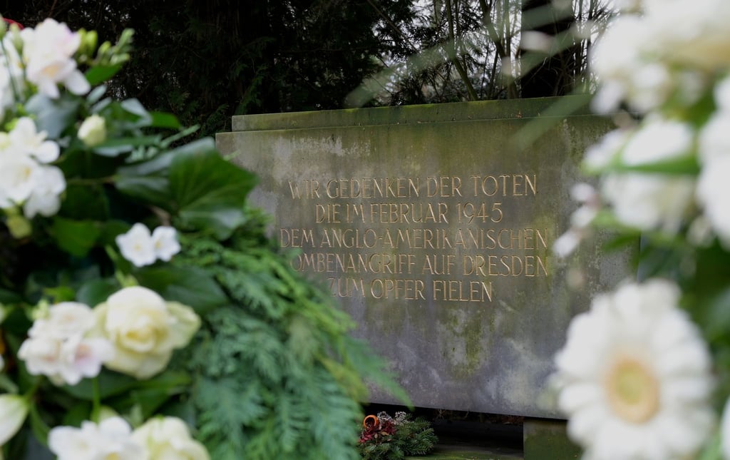 Eine Gedenkplatte erinnert auf dem Nordfriedhof in Dresden an die Opfer des Kriegs.