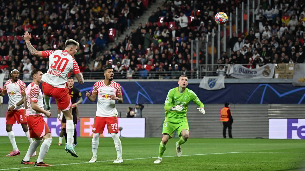 Benjamin Sesko trifft zum vermeintlichen 1:0 für RB Leipzig gegen Real Madrid