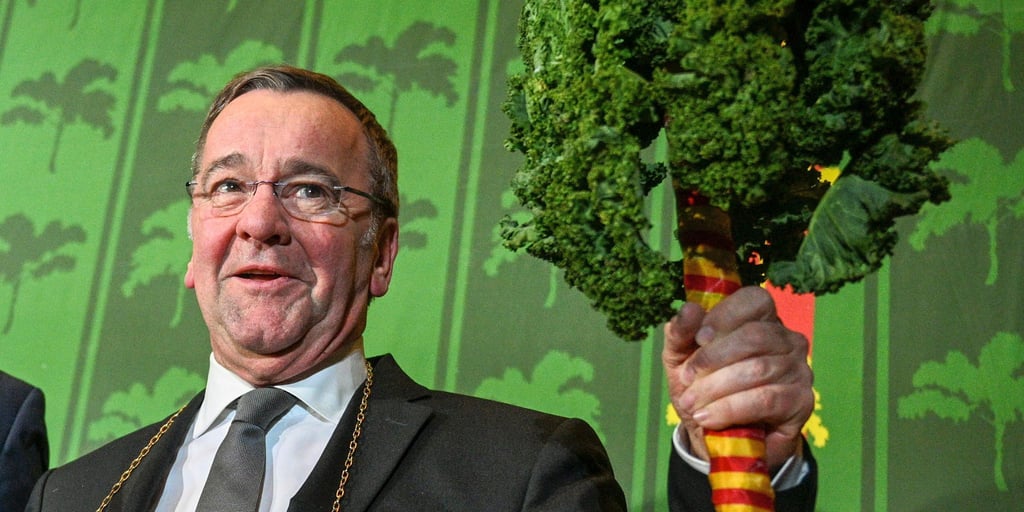 Der neue Grünkohlkönig Boris Pistorius (SPD, r), Bundesverteidigungsminister, und Jürgen Krogmann (SPD), Oberbürgermeister der Stadt Oldenburg, beim "Defftig Ollnborger Gröönkohl-Äten".