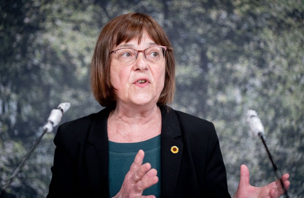 Ursula Nonnenmacher (Bundesvorsitzende von Bündnis 90/Die Grünen), Ministerin für Soziales, Gesundheit, Integration und Verbraucherschutz des Landes Brandenburg, spricht bei einer Konferenz.