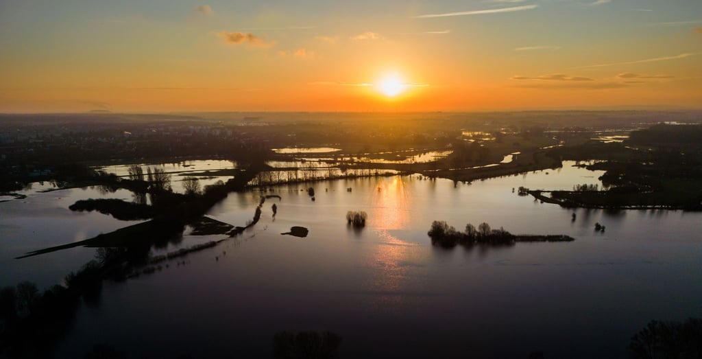 Große Teile der Leinemasch im Süden von Hannover sind vom Hochwasser überflutet.
