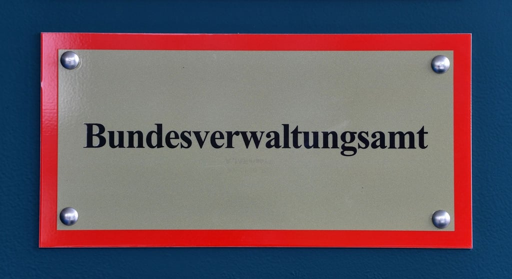 "Bundesverwaltungsamt" steht am Eingang zur neuen Dienststelle des Bundesverwaltungsamtes.