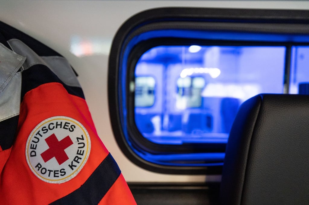 Eine Einsatzjacke des Deutschen Roten Kreuzes (DRK) in der Fahrerkabine eines Rettungswagens.