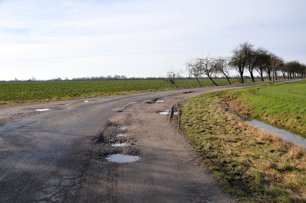 Tiefe Löcher säumen den Weg, der von Buhlendorf nach Schora zur B 184 führt.