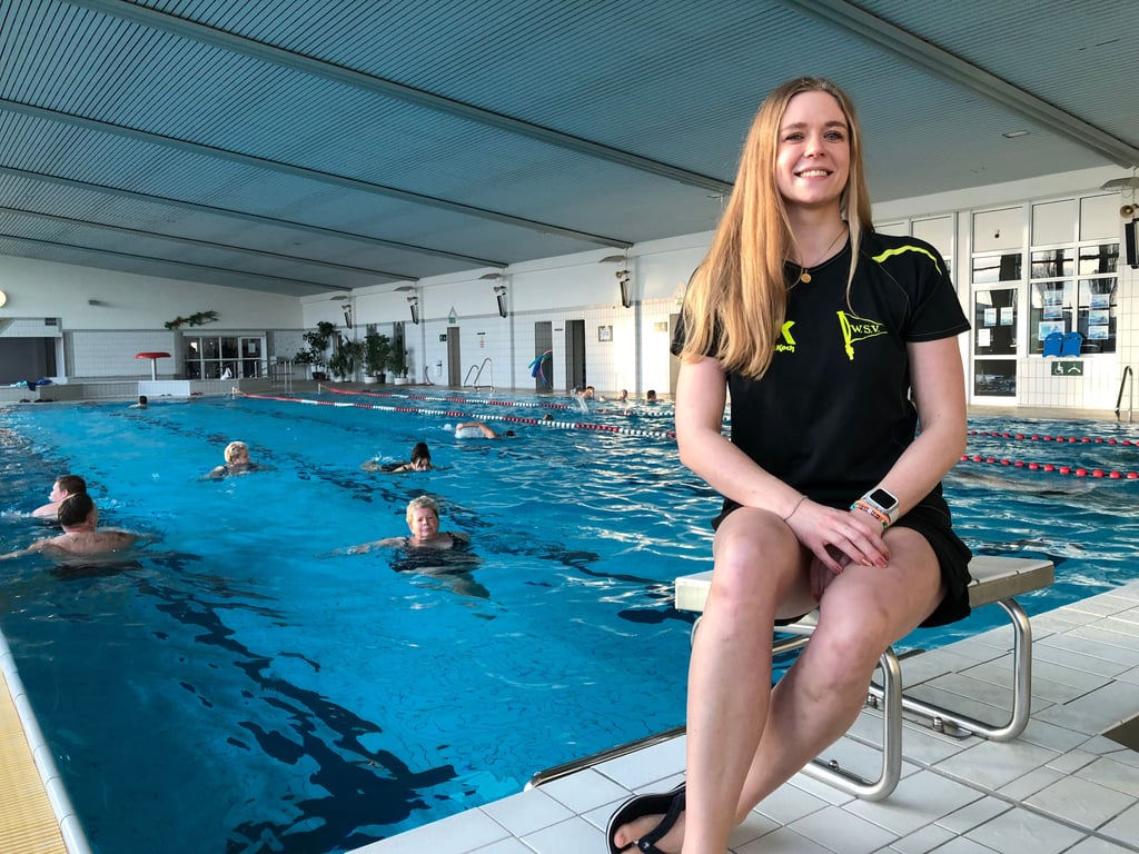 Jacobine Schlag, hier in der Merseburger Schwimmhalle, ist ehrenamtlich für den Weißenfelser Schwimmverein aktiv.