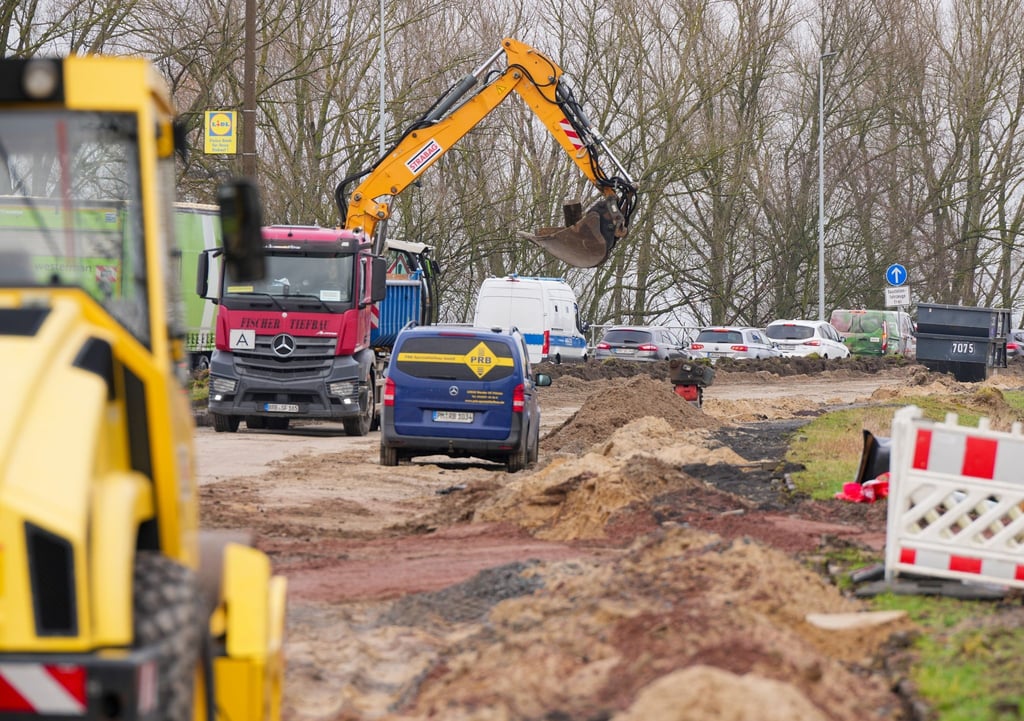 Autos fahren in Kolonne stadtauswärts an der Baustelle einer Brücke der Bundesstraße B1 vorbei.