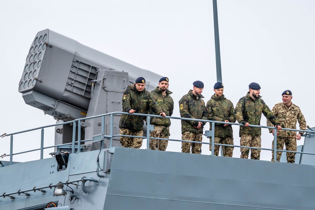 Die Besatzung der Fregatte "Hessen" beim Auslaufen aus dem Hafen.