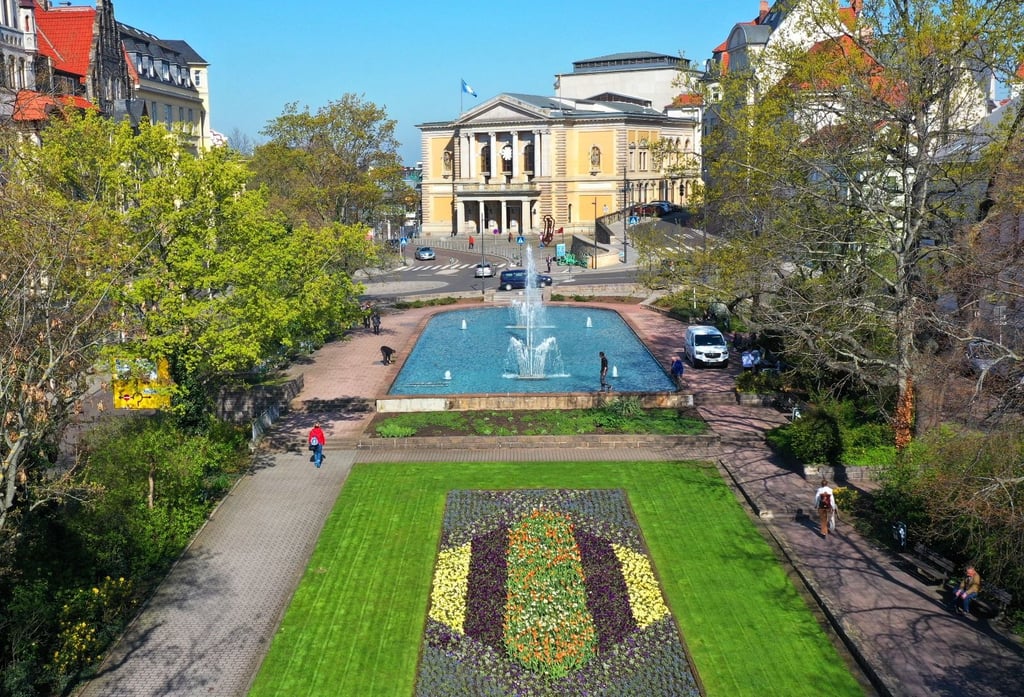 Der Joliot-Curie-Platz vor der Oper: Allein mit kosmetischen Eingriffen lässt sich der Brunnen inmitten der Anlage nicht mehr retten.
