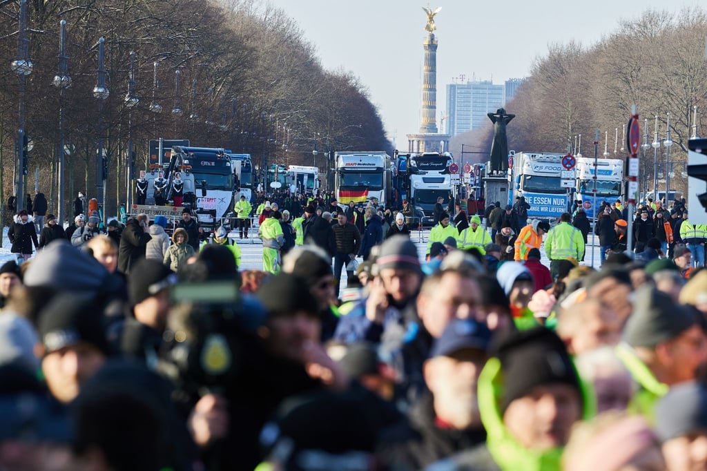 Zahlreiche Menschen nehmen an einer Demonstration von Lkw-Fahrern vor dem Brandenburger Tor tei.