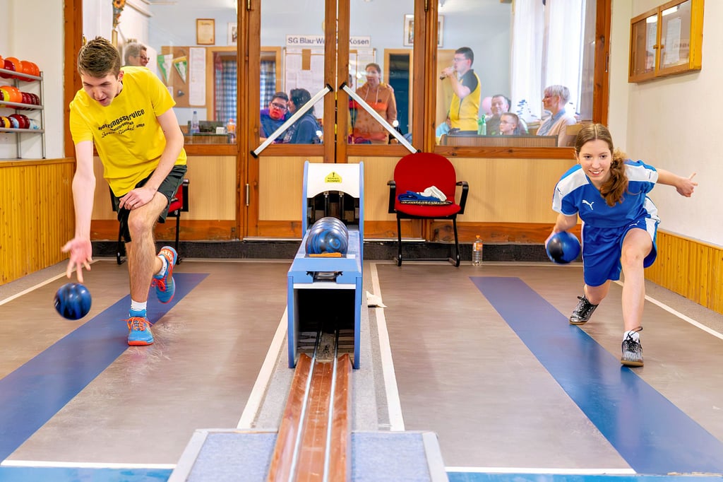 Die beiden Besten ihrer Teams im direkten Duell: Fabian Sünkel vom KSV Flemmingen, der auf der Bad Kösener Anlage einen neuen Nachwuchsbahnrekord aufstellte, und Marie Brandt, die mit der gastgebenden SG Blau-Weiß den vorzeitigen Staffelsieg in der Jugend-Kreisoberliga feiern konnte.