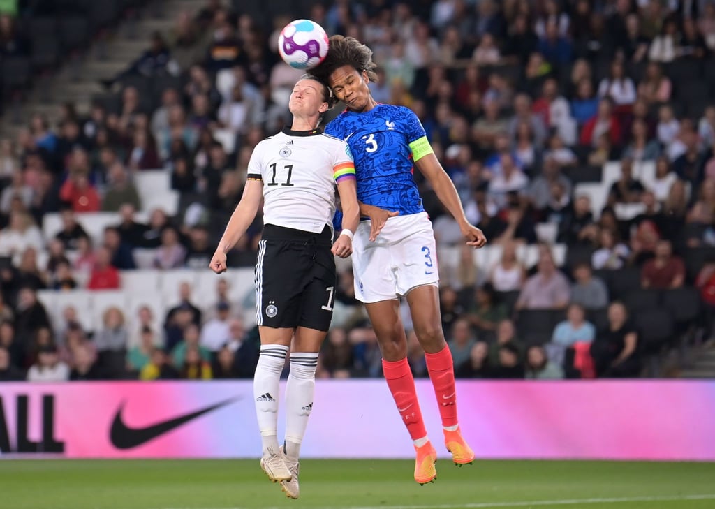 Frankreichs Wendie Renard (r) wird das Spiel gegen die DFB-Auswahl verpassen.
