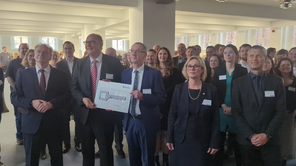 Feierliche Übergabe des symbolischen Schlüssels zur Eröffnung.
