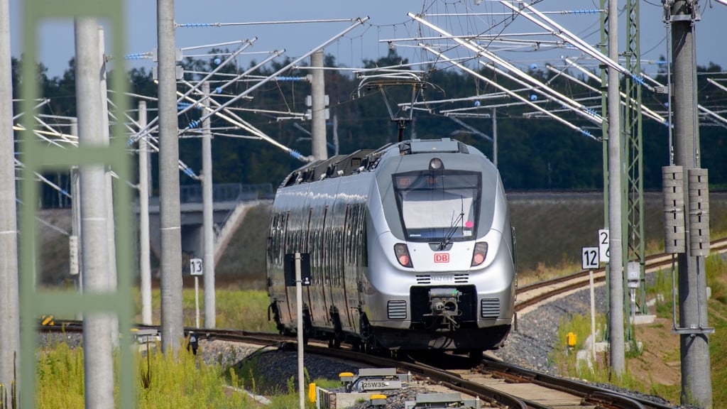 Ein Zug fährt über den Bahnknoten Dessau-Roßlau.