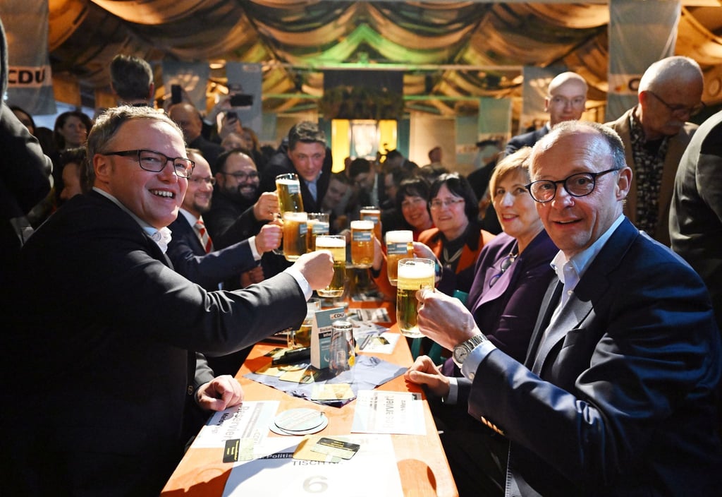 CDU-Landeschef Mario Voigt (l) und Bundesvorsitzender Friedrich Merz beim politischen Aschermittwoch in Apolda.