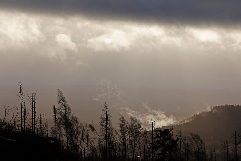 Dunkle Wolken ziehen am Brocken über den Harz.