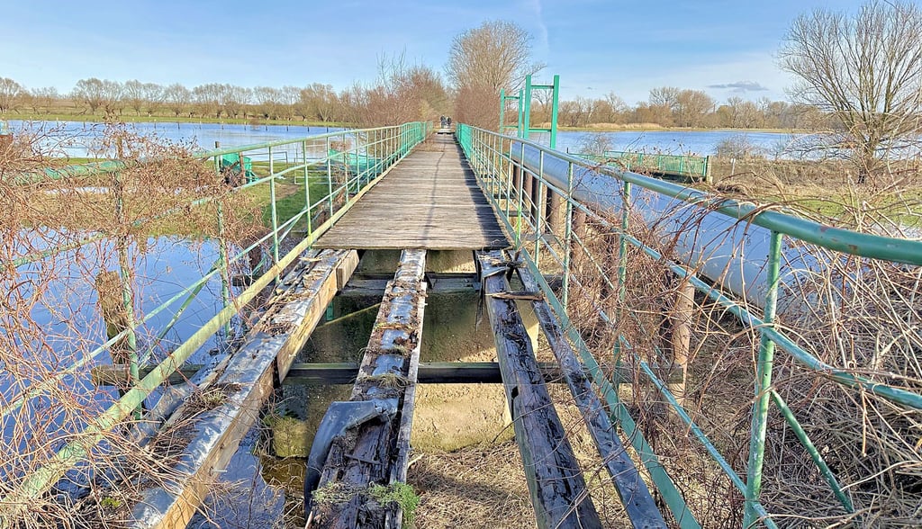 Die Brücke auf dem Europaradweg R1 in Gänsefurth, auf dem zugleich auch der Radweg Deutsche Einheit verläuft, ist von der Stadt Hecklingen komplett gesperrt worden und kann auch nicht von Fußgängern genutzt werden.