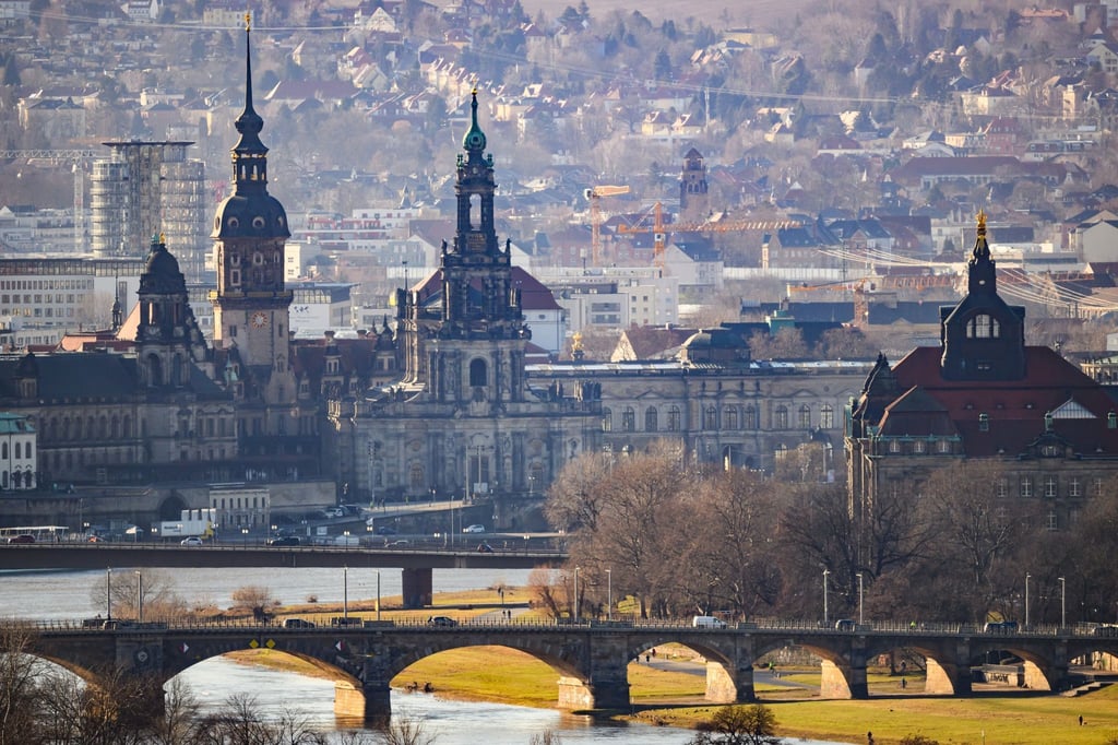 Blick auf die Altstadt an der Elbe mit dem Hausmannsturm (l) und der Hofkirche.