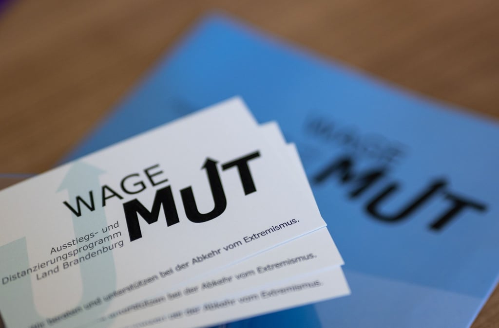 Karten mit Informationen zum Ausstiegsprogramm des Landes Brandenburg für Extremisten „Wage Mut“.