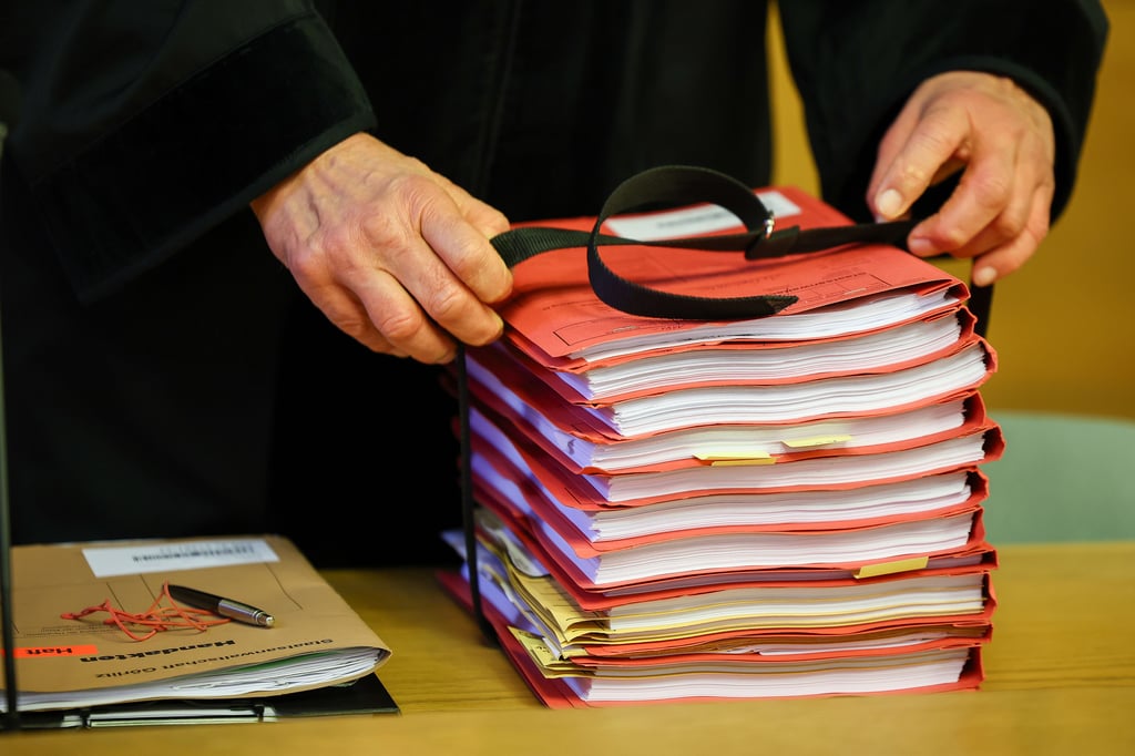 Wegen Vergewaltigung in Tateinheit mit schwerem sexuellen Missbrauch seines Sohnes hat das Landgericht Lübeck einen Ex-Staatsanwalt verurteilt.