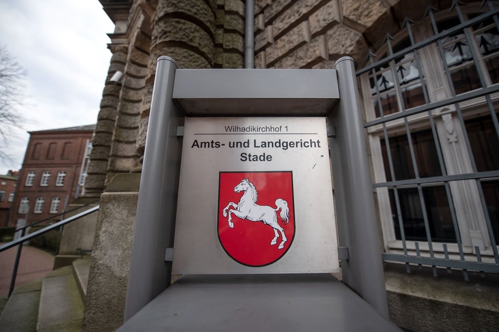 Ein Schild steht vor dem Amts- und Landgericht in Stade.