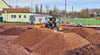 Bauarbeiten für die neuen Soccer-Courts im Jahnstadion des Oscherslebener Sportclubs (OSC).