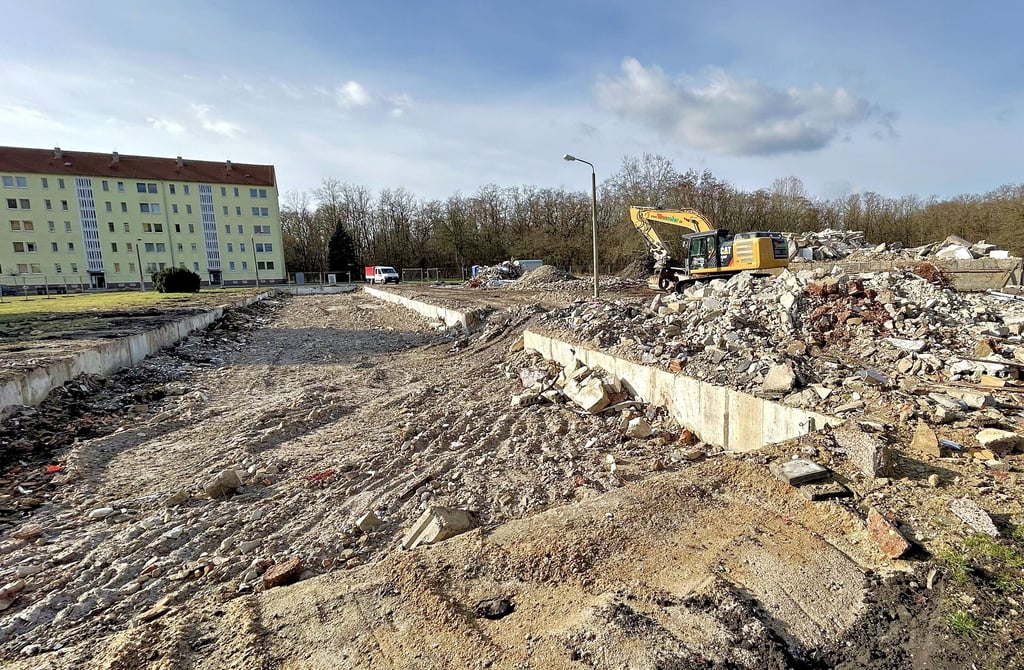 Die Abrissarbeiten sind beendet: Ein Blick auf die verschwundenen Wohnblöcke, die Platz für zukünftige Entwicklungen schaffen.