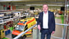 Das Unternehmen von Hans-Jürgen Schwarz baut jährlich rund 1.500 Fahrzeuge aus, darunter viele für den Rettungsdienst.
