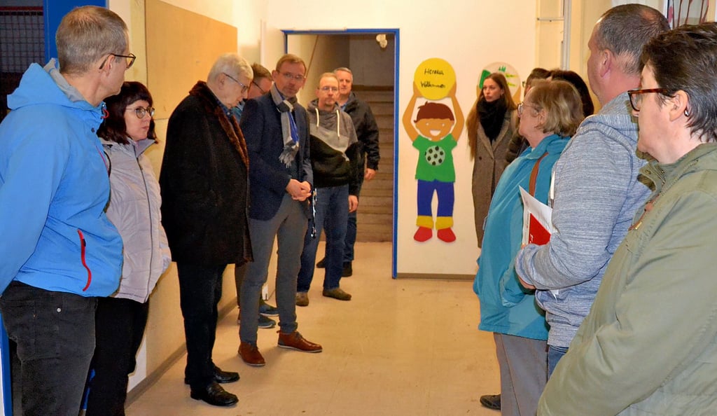 Vor den Beratungen in der Grundschule Altenweddingen besuchten die Mitglieder des Sozialausschusses und die Besucher der Sitzung das ehemalige Hortgebäude schräg gegenüber.