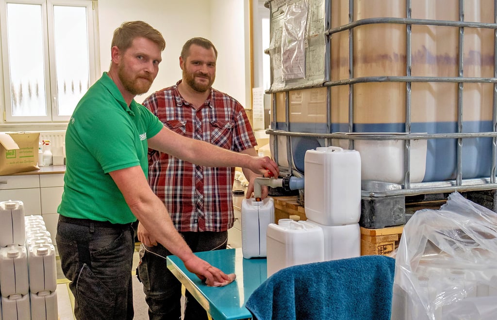 Produktionsmitarbeiter Benjamin Wendt (links) und Manuel Müller füllen eines der Bioaktivprodukte ab.